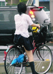 【JK透けブラ盗撮エロ画像】どしゃぶりの雨でびしょ濡れで下着が見えてる女子校生を凝視したったｗｗｗの画像