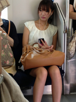 【電車美脚盗撮エロ画像】ターゲットはミニスカの素人美女さん…脚線美に目を奪われる！の画像