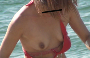 【ビーチ盗撮エロ画像】素人娘のビキニ水着からおっぱいポロリ…素晴らしい瞬間を捉えました！の画像