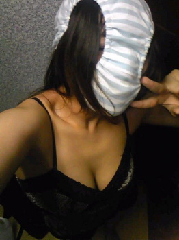 【パンツ仮面エロ画像】下着を被ってふざけてる変態女性…変わった性癖を持ってるなｗｗｗの画像