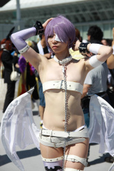 【乳首ポロリエロ画像】コスプレ会場で可愛いレイヤーのハプニングをカメコが運良く激写した！の画像