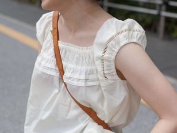 【着衣貧乳エロ画像】パイスラで小ぶりなオッパイを強調…少し膨らみのある胸元に目が行く！の画像