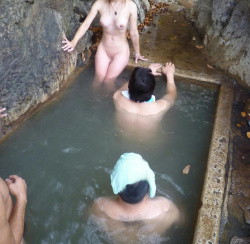 【混浴温泉エロ画像】露出狂の素人女性がおっさん達に素っ裸を見せつけて誘惑しているｗｗｗの画像