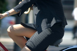 【OL自転車盗撮エロ画像】タイトスカートから下着が見えそうで見えないチラリズムこそ至高だね！の画像