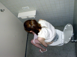 【トイレ盗撮エロ画像】上から覗き込んで放尿する女性にバレないように観察したったｗｗｗの画像