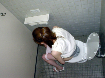 【トイレ盗撮エロ画像】上から覗き込んで放尿する女性にバレないように観察したったｗｗｗの画像