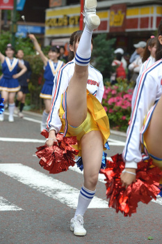 【チアガールエロ画像】下半身がイヤらしくて思わずシャッターを押したくなる気持ちが分かるわｗｗｗの画像