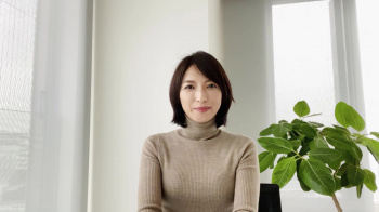 【画像・GIF】「モッチーChannel」望月理恵さんがテーブルにオッパイを乗せてるのがくっそエロい件！の画像