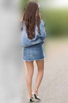 【素人美脚エロ画像】ミニスカ女性の魅力がいっぱい詰まったセクシーな脚を街撮りした！の画像