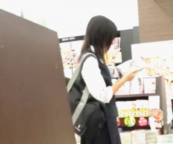 ＃盗撮動画＃閑散とした本屋で背後から接近されて賑やかなパンティ撮られた女子校生ｗの画像