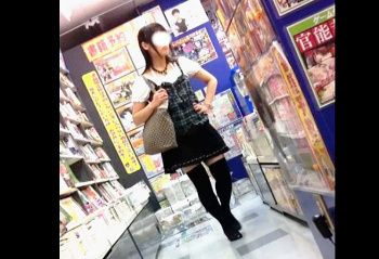 ＃盗撮動画＃なかなかの粘り腰で本屋にいたＪＫたちのホカホカの生パンティを生撮りｗの画像