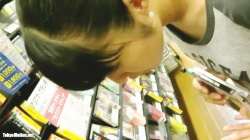 ＃盗撮動画＃レンタル店で作品選びに没頭してるちっぱい私服美少女の胸チラ狙ってみたｗの画像
