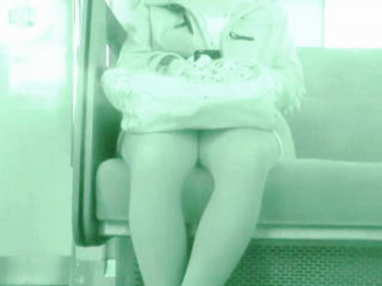 ＃盗撮動画＃あえて赤外線カメラで狙った電車内でのパンチラ映像が妙に興奮する件ｗの画像
