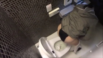 ＃盗撮的妄想ニュース＃ショッピングセンターの女子トイレに潜伏して頭上から19歳ＪＤの排泄姿を撮った介護士の男＃Case254＃の画像