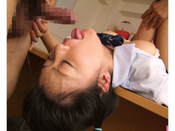 【つぼみ】顔面ドロドロ!制服JKが喉奥ガン突きイラマ責めされてえずき汁ドロドロののど射されちゃう♡の画像