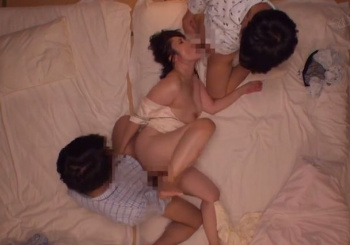 泊りに来た甥っ子たちのエッチな悪戯を切っ掛けに少年チンポにハマる叔母たち!の画像