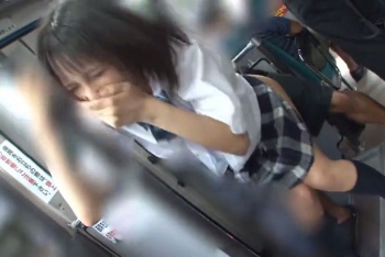 登下校中の無邪気な笑顔が一転!!爽やかな女の子が感じて見せるエロい姿に大興奮!の画像