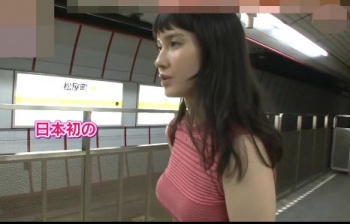 巨乳が浮き出したペラペラのシャツで、バッグの紐が巨乳の谷間にズレて来てブラが浮き上がるハプニング！の画像