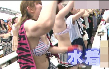 野外ライブを見に来たビキニでノリノリの女の子が飛び出してきそうなぐらいお乳を揺らすハプニング！の画像