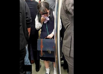 突如、大男たちに包囲されている恐怖!!歪んだ大人の性の捌け口にされ小さいカラダを震わせながら絶頂に耐える!の画像
