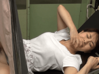 カーテン越しに見えないのをいい事に陰部クリトリスなどの敏感部分を執拗に攻めたうえに媚薬を盛られてチ○ポを挿入に至る!の画像