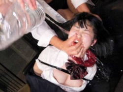 【貧乳JKレイプ】制服姿で拘束した女子高生を連続中出し！エグイ水責めで窒息寸前に追い込む！の画像