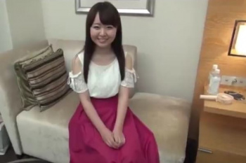 【無修正シロウト動画】ロリ体型・童顔清楚系再び！アイドルにいてもおかしくない感じなのに無修正でアレをくわえちゃうなんて！！（前編）私服◎ 制服◎ 接写◎の画像
