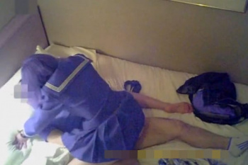 【シロウト動画】デリヘル隠し撮り！ツーブロックのファンキー女子に制服を着させて本番！気に入ったのか、２回目も同じ子を指名してるぞぉーー！！ガチンコ感◎の画像