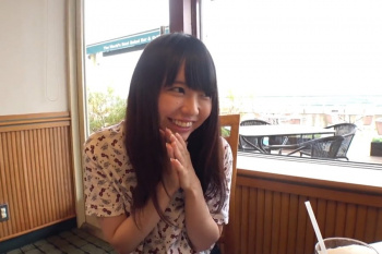 【シロウト動画】朗らかでよく食べよく笑う！アイドルのような満面の笑みを持つレンタル彼女を口説いてホテルへ！緊張すると笑っちゃうタイプなのかな？スク水◎の画像