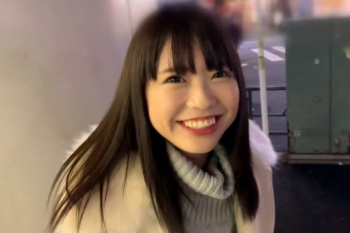 【シロウト動画】運営者イチオシ！世界一の笑顔を持つと言われる可愛い系最強女子登場！グレーのニットワンピが似合いすぎる！ミニミニセーラーコスに着替え！？の画像