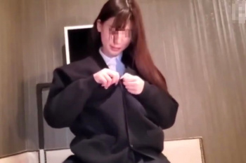【無修正シロウト動画】スポーツ下着がリアルなシロウト女子校生とハメ撮り！狭いレンタルルームがリアル！たっぷりフェラ＆手コキした後の挿入に大興奮だぞぉぉの画像