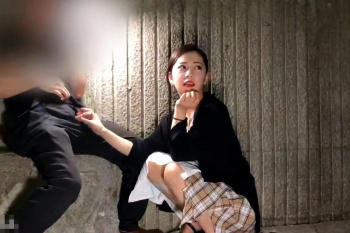 【シロウト動画】ハーフ顔シロウト美人女子が屋外でエッチな撮影！公園は人が多いという事で川の土手へ！パンコキして抜く変態プレイだ！美脚◎ 顔面◎ 高画質◎の画像