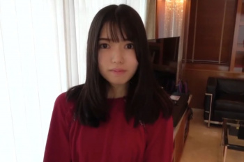 【無修正シロウト動画】目ぱっちり貧乳シロウト美少女が真っ赤なドレスワンピで登場！下着姿になって近距離カメラ目線フェラチオ！ドキドキの背徳感で大興奮！！の画像