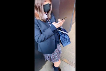 【シロウト動画】制服シロウト女子校生と待ち合わせしてホテルへGO！薄モザでパイパンお○んこくぱぁさせた後フェラチオ撮影開始！セクシー黒下着◎ ネイル◎の画像