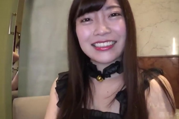 【無修正シロウト動画】肌露出多めセクシー黒衣装に身を包んだシロウト女子をホテルハメ撮り！前戯で乳首ビンビン！最後はパイパンお○んこに生中出し！笑顔◎の画像