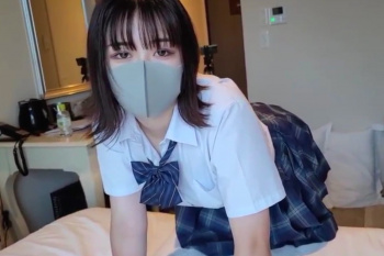 【シロウト動画】ルーソＪ系制服シロウト女子パパ活ドキュメント前編！丁寧にインタビュー的なノリで聞き出す！エレベーターでフェラえっろ！！物静か◎佇まい◎の画像