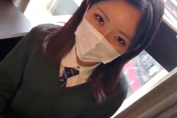 【無修正シロウト動画】美形Ｊ系ブレザーネクタイ制服シロウト女子をハメ撮り！最後はゴム中出し！指が細長く綺麗です！マン毛剃り跡◎短い靴下◎音量低△無言△の画像