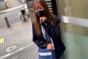 【シロウト動画】マスク取ったら超絶美人だったＪ系制服シロウト女子ギャルを３Ｐハメ撮り前編！まずは楽しく前戯！チェックミニスカ◎ブレザーネクタイ◎笑顔◎の画像