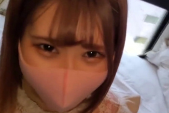 【無修正シロウト動画】薄ピンク髪＆ピンクマスク＆透けヒラ白服シロウト女子ギャルとハメ撮り！下着もピンク！最後はやっぱり生中出し！手で顔隠す仕草◎美乳◎の画像