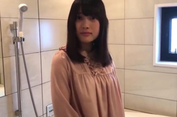 【シロウト動画】若い黒髮清楚シロウト美少女をハメ撮り！ワンピを脱がせたら発育した大人のカラダ！最後はやっぱり生中出し〜！アニメ声◎フェラ◎不思議系◎の画像