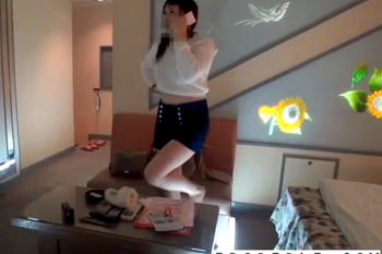 【シロウト動画】白ベレー帽被った白肌むちシロウト女子ギャルをハメ撮り！脱がせたら隠れ美巨乳だった！最後はやっぱり生中出し！ぴち紺ショーパン◎太もも◎の画像