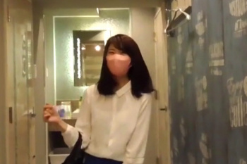 【シロウト動画】変態さんウェルカムな東京のデリヘル風俗！細身の清楚服に身を包んだ綺麗系美人！亀甲縛りをしてゾクゾクプレイを開始！最後は仰向け手コキ！の画像