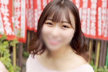 【無修正シロウト動画】とろんとした目がエロい素敵笑顔シロウトＪＤと神社デートした後ハメ撮り！ノリノリで脱ぐ姿に興奮！最後はパイパンお○んこ生中出し！の画像