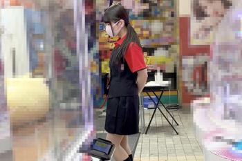 【シロウト動画】ツインテ黒髪ゲームセンター制服可愛いシロウト女子ハメ撮り！私服のルーソも良い！最後やっぱり生中出し！顔面偏差値◎姫カット◎派手下着◎の画像