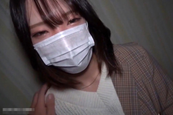 【無修正シロウト動画】有名人とＰ活してると噂のシロウト女子と待ち合わせハメ撮り！薄暗い中脱がせてパイパン生挿入そして生中出し！！そりゃリピ確定だわ！の画像