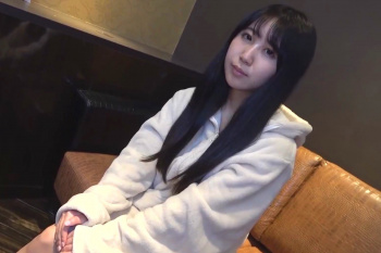 【無修正シロウト動画】販売元削除済！ロング黒髪白パーカー姿ずっとカメラ目線シロウト女子ハメ撮り！全裸になってパイパンお○んこ丸見え！最後は生中出し！の画像