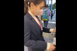 【無修正シロウト動画】スーツ萌え！社会人スーツそのままの姿でハメ撮り！着衣はだけたまま挿入セックス大興奮！最後しっかりパイパン生中出し！泣きボクロ◎の画像