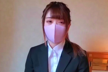 【無修正シロウト動画】販売元削除済！就活スーツ姿が初々しい静かなシロウト女子ハメ撮り！まず下半身だけ脱がして尻発射！パンストコキ後に生中出し！乳首◎の画像