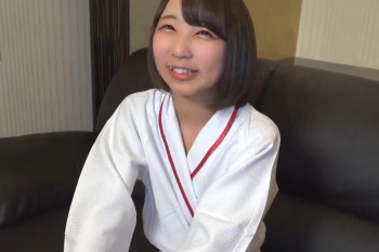 【無修正シロウト動画】販売元削除済！笑うと目がノの字になる丸顔少女系シロウト女子ハメ撮り！マイクロビキニでよく分かる貧乳ｗ最後はやっぱり生中出し！！の画像