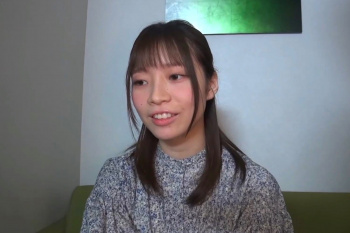 【無修正シロウト動画】販売元削除済！柄物ワンピ笑顔が素敵なシロウト女子をハメ撮り！脱いだらパイパン＆綺麗な白肌ボディ！最後は生中出し！ピンク色乳首◎の画像